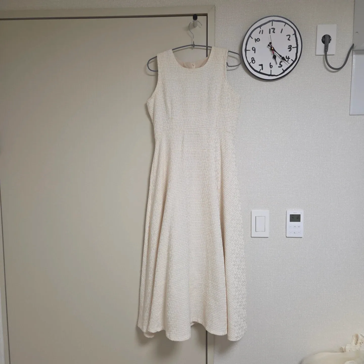 아이보리 민소매 원피스