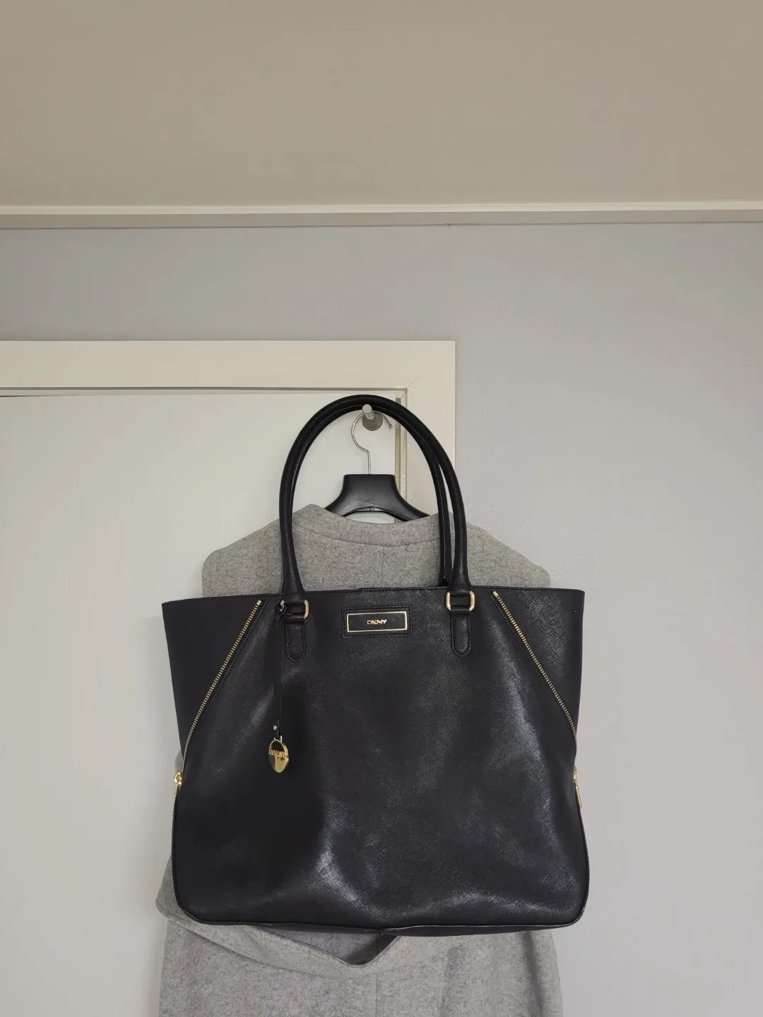 DKNY 블랙 숄더백