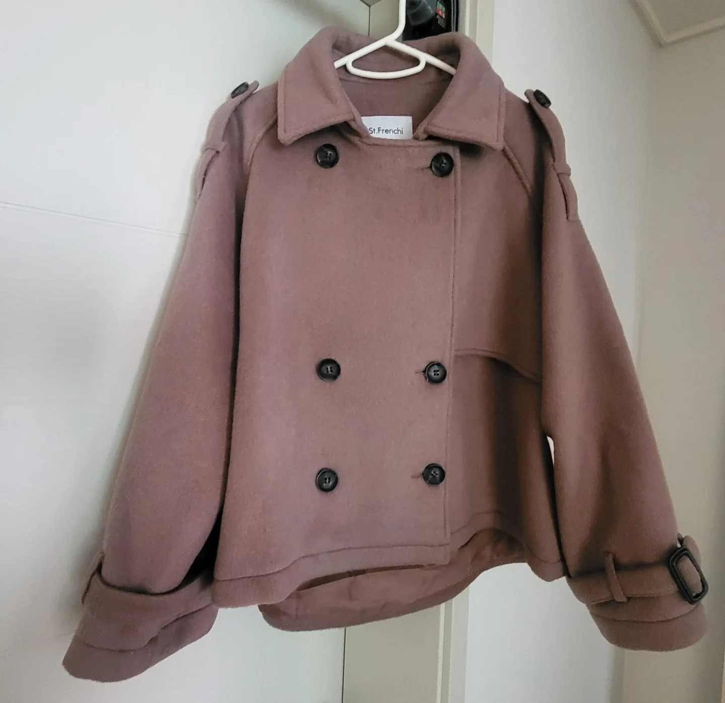 더블 버튼 숏 코트