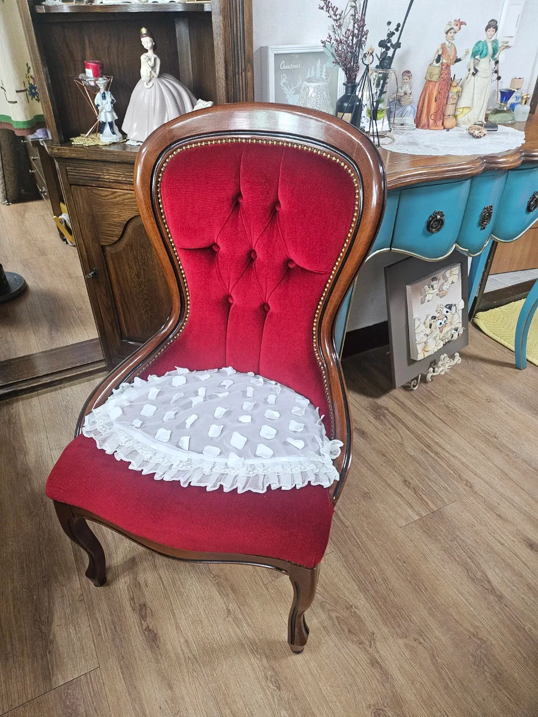 앤틱 스타일 빨간 벨벳 의자