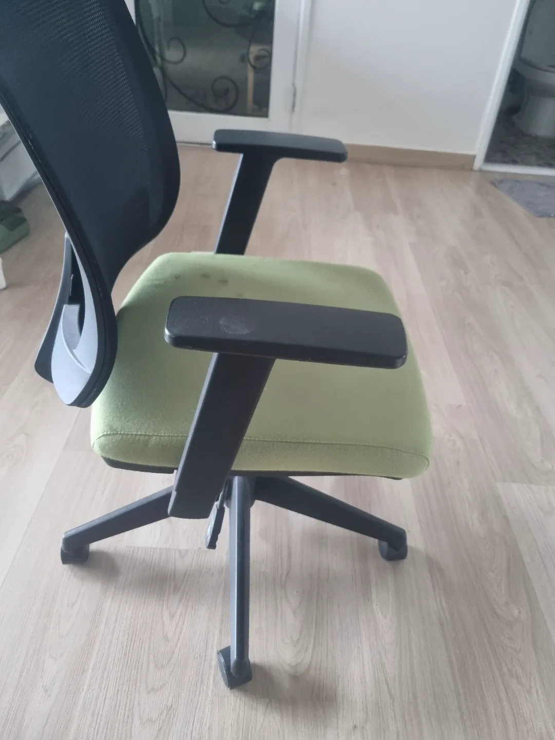 사무용 의자 연두색