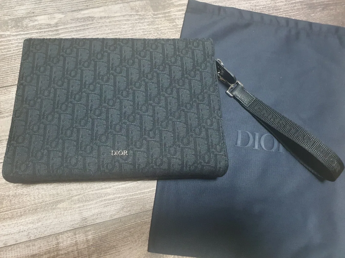 시크한 DIOR 블랙 파우치