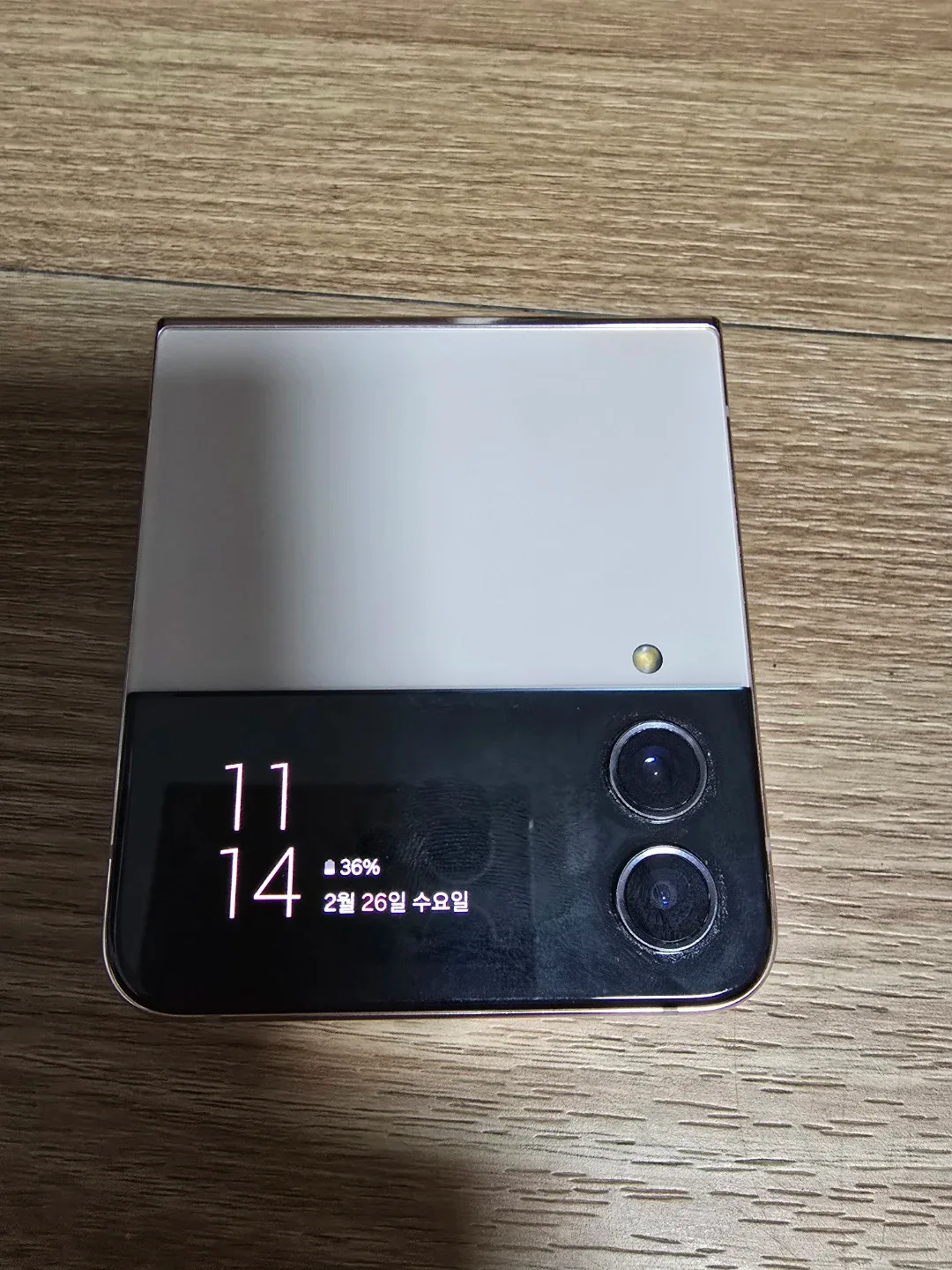 갤럭시 Z 플립4 핑크골드 액정 하자