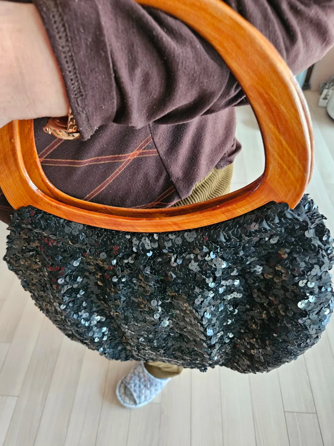 블랙 스팽글 나무 손잡이 토트백