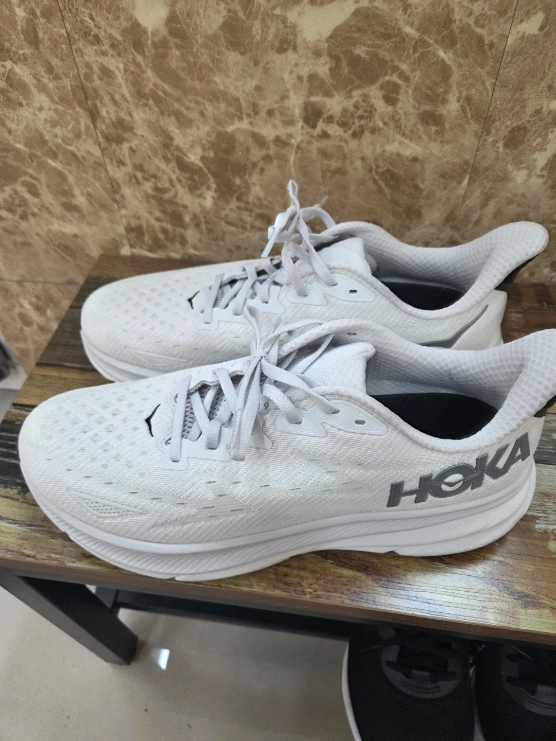 호카 클리프톤 런닝화 흰색