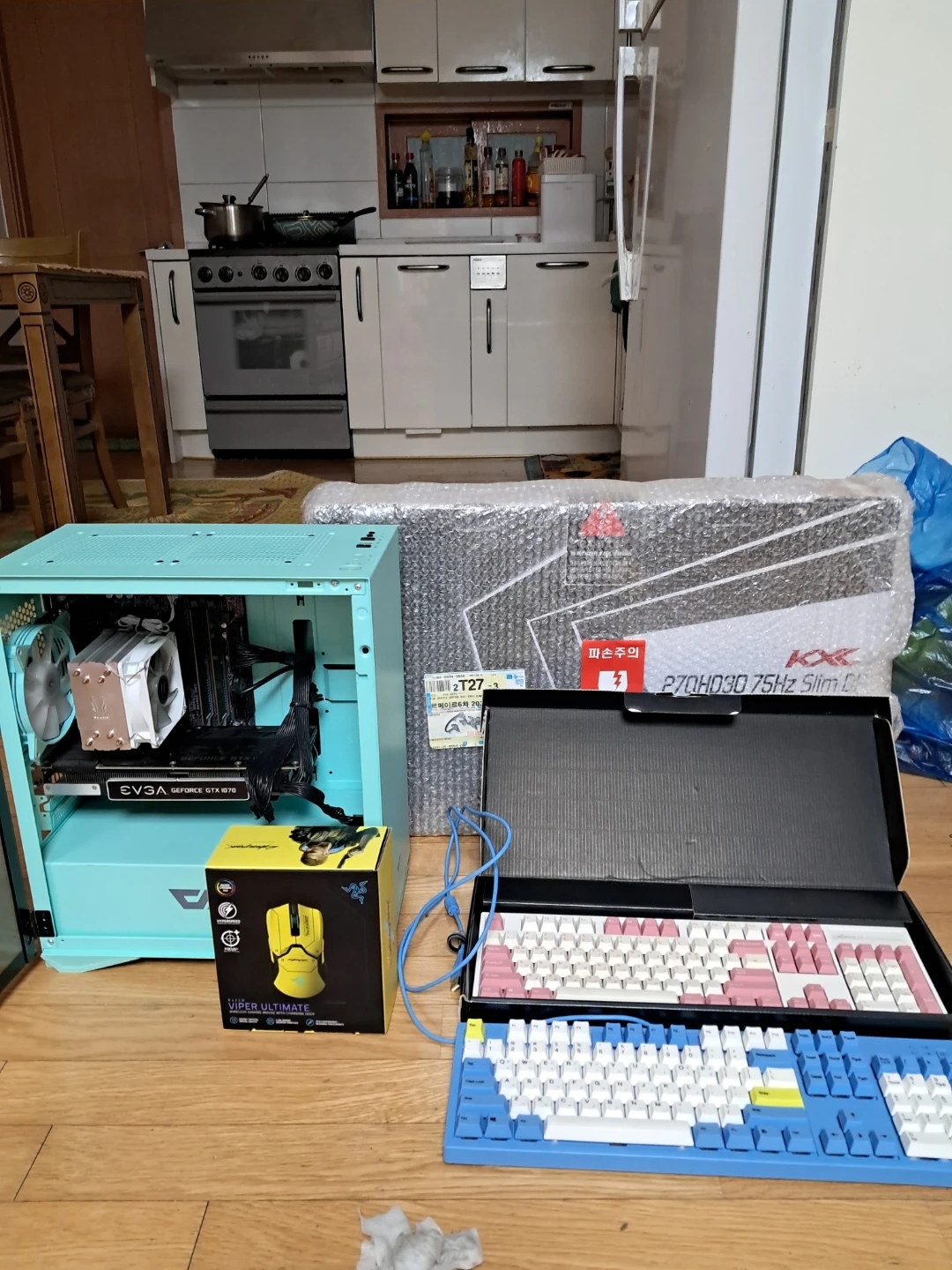 컴퓨터 본체, Razer 마우스, KXX 모니터, 키보드 풀셋