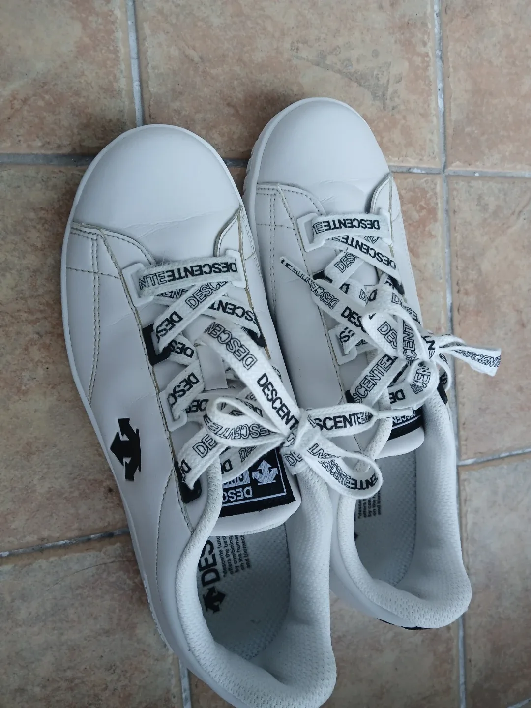 데상트 흰색 운동화
