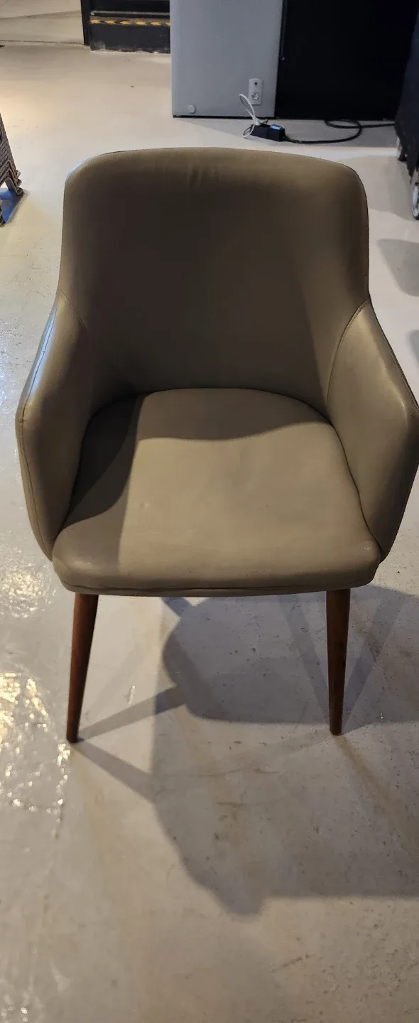 팔걸이 인조가죽 의자