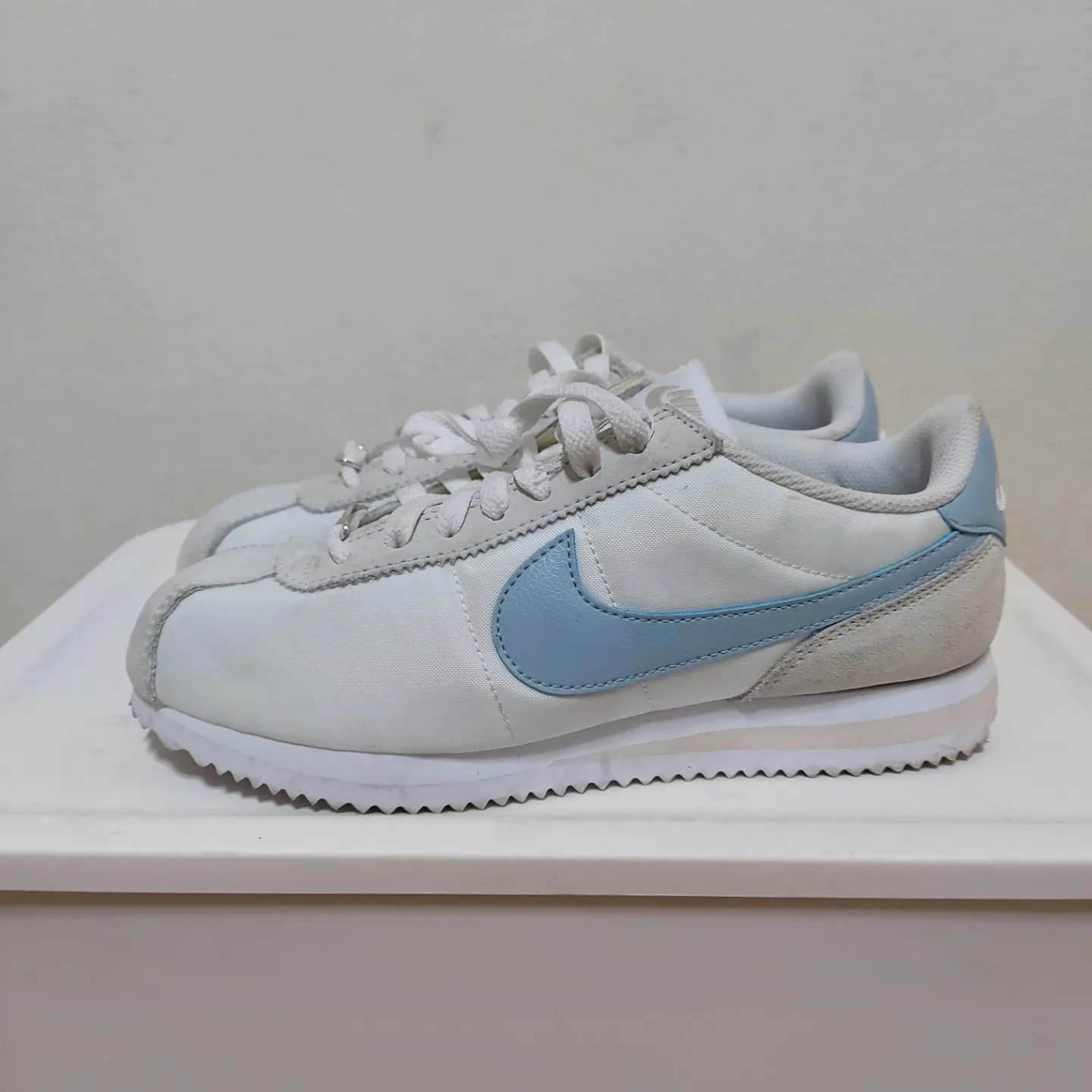 나이키 코르테즈 흰/하늘 운동화 235mm