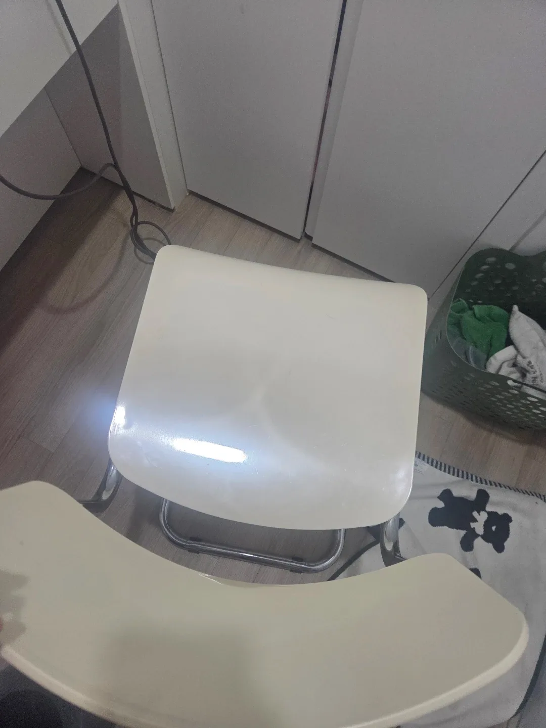 아이보리색 튼튼한 의자