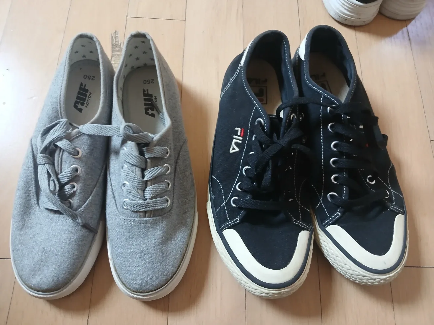 휠라 검정 캔버스 운동화 & AUF 회색 운동화 250