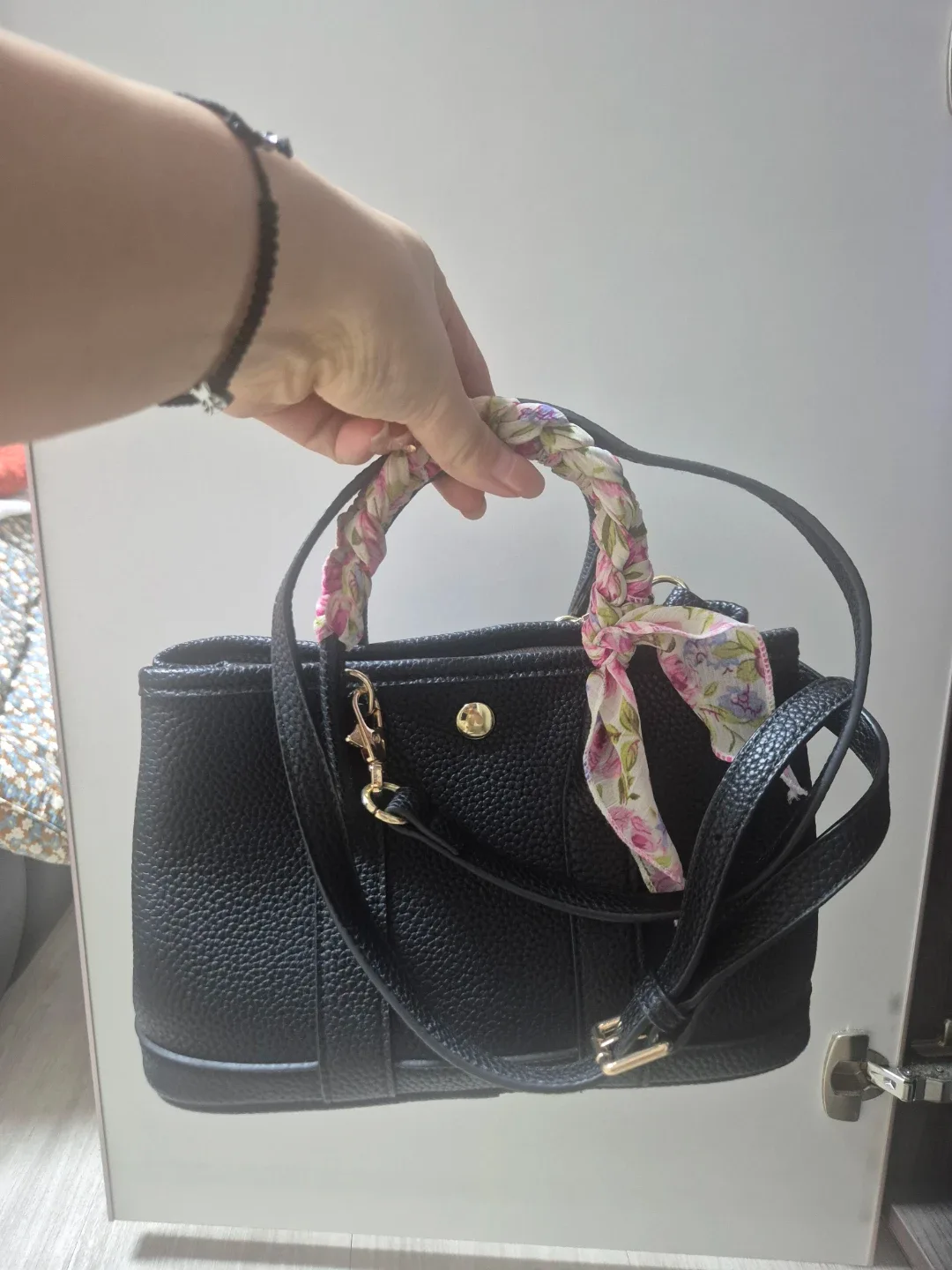 블랙 토트백 스카프 장식