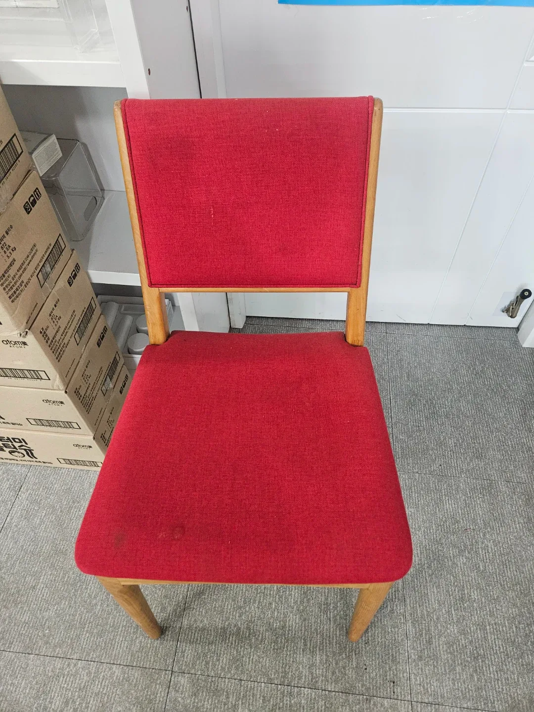 빨간색 원목 의자