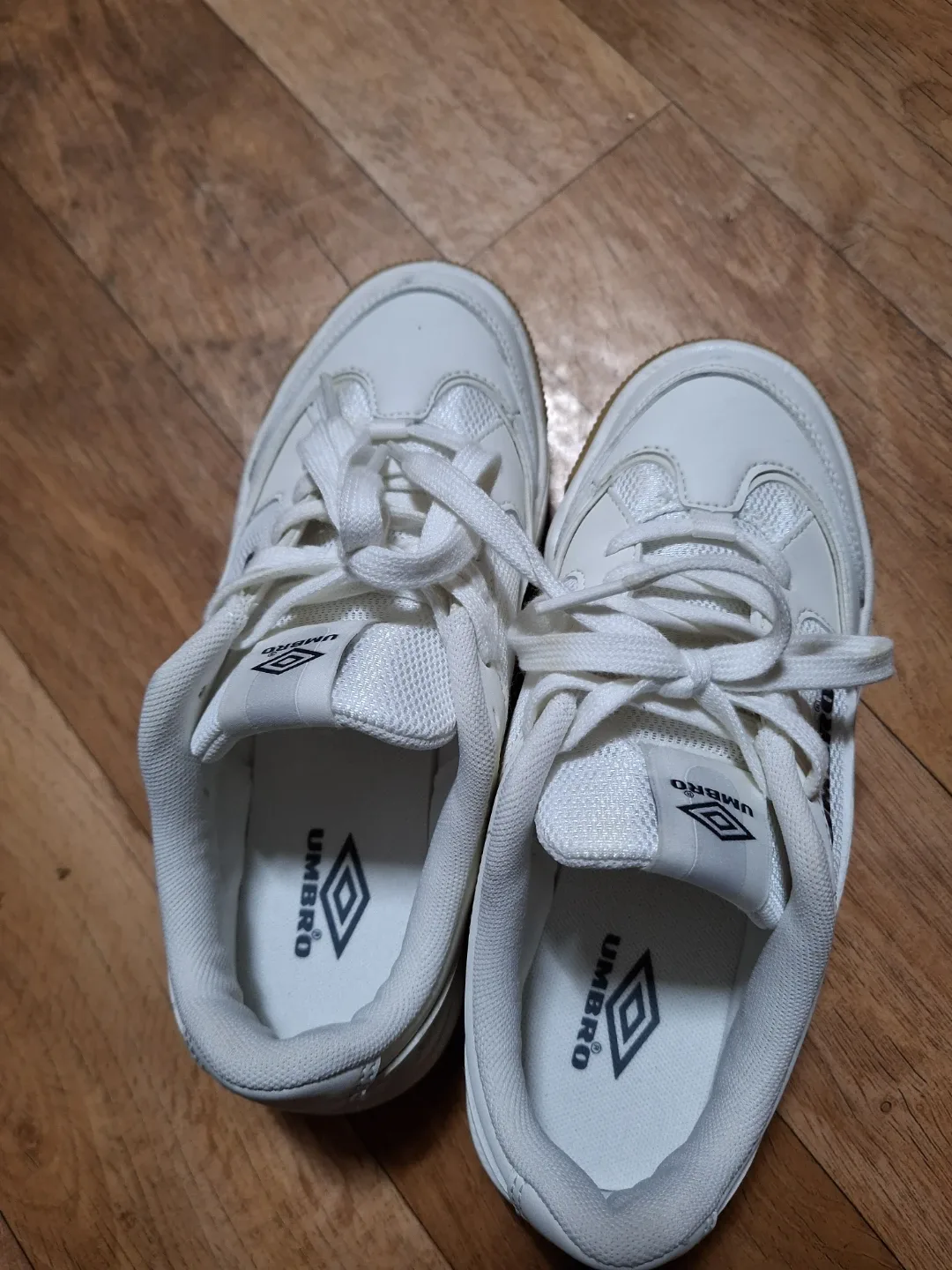 엄브로 흰색 운동화