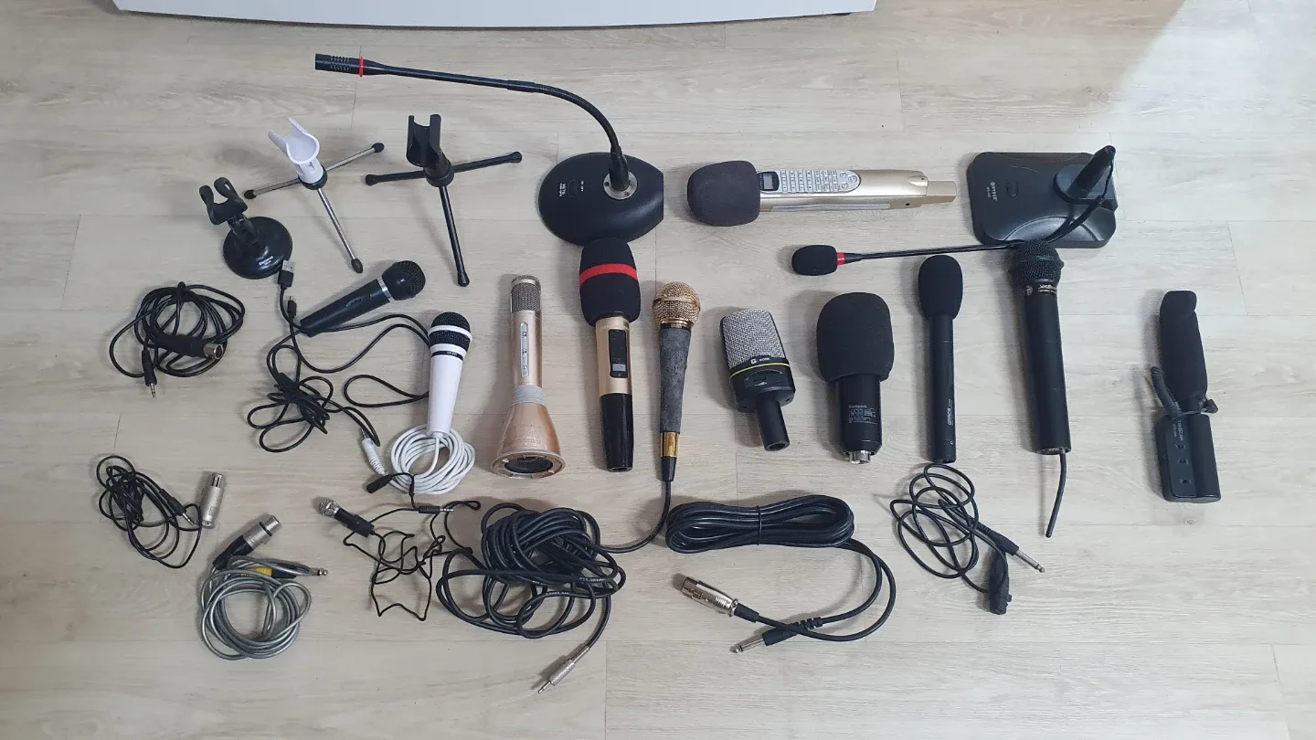 중고 마이크들, 케이블, 관련 소품들 모음