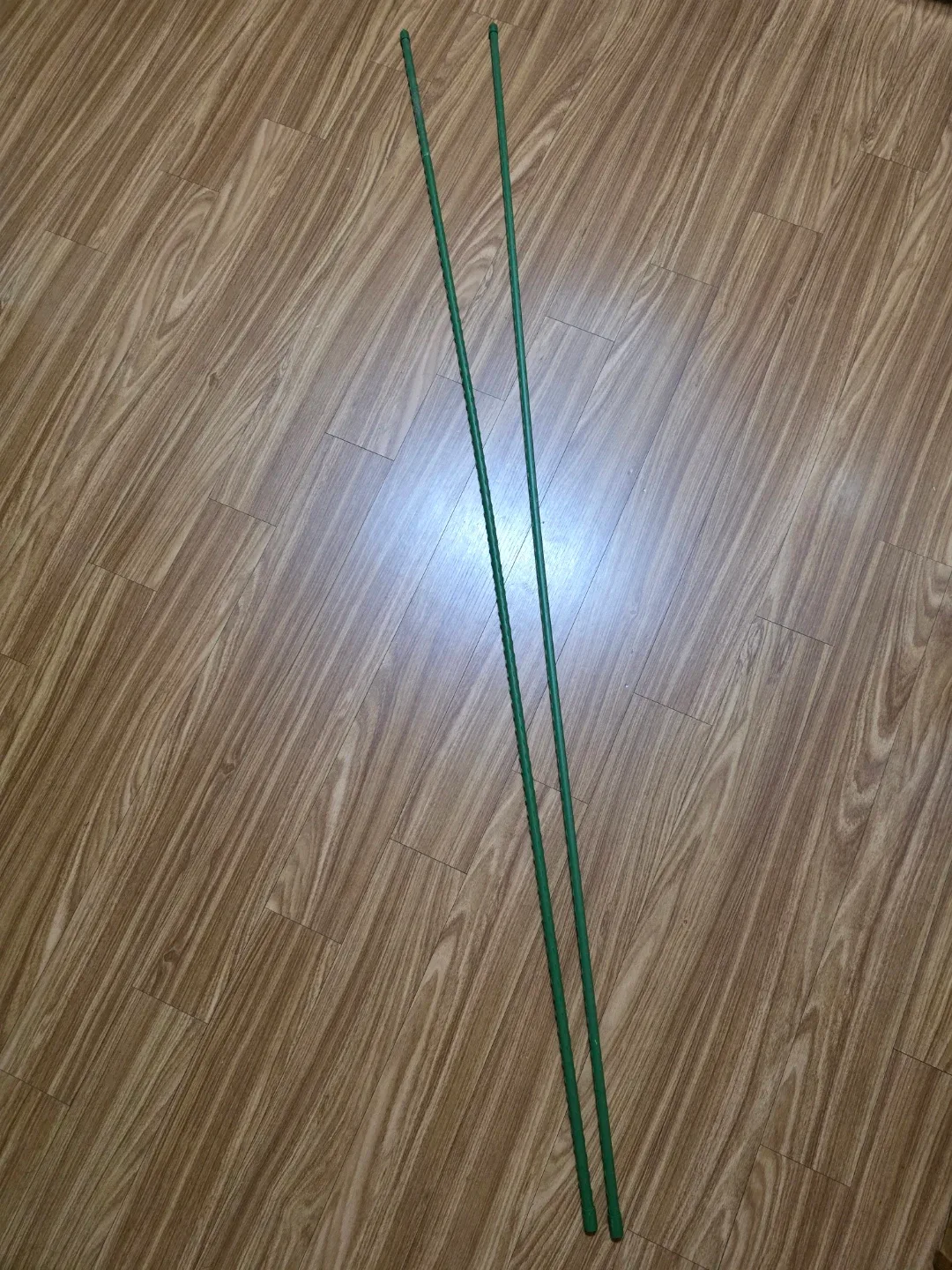초록색 식물 지지대 2개