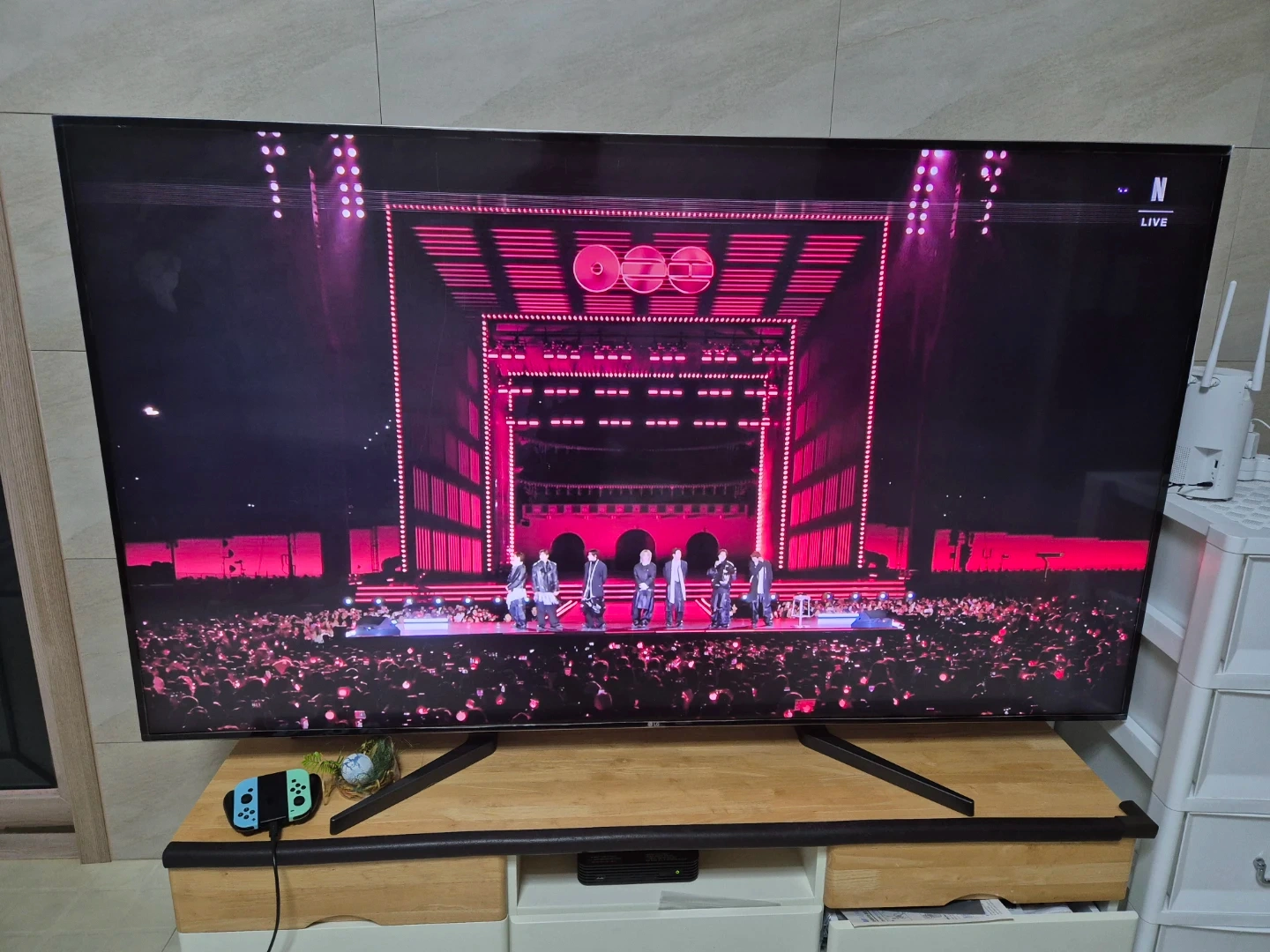 LG tv 75SJ857A 중고 팝니다(지지직 합니다)