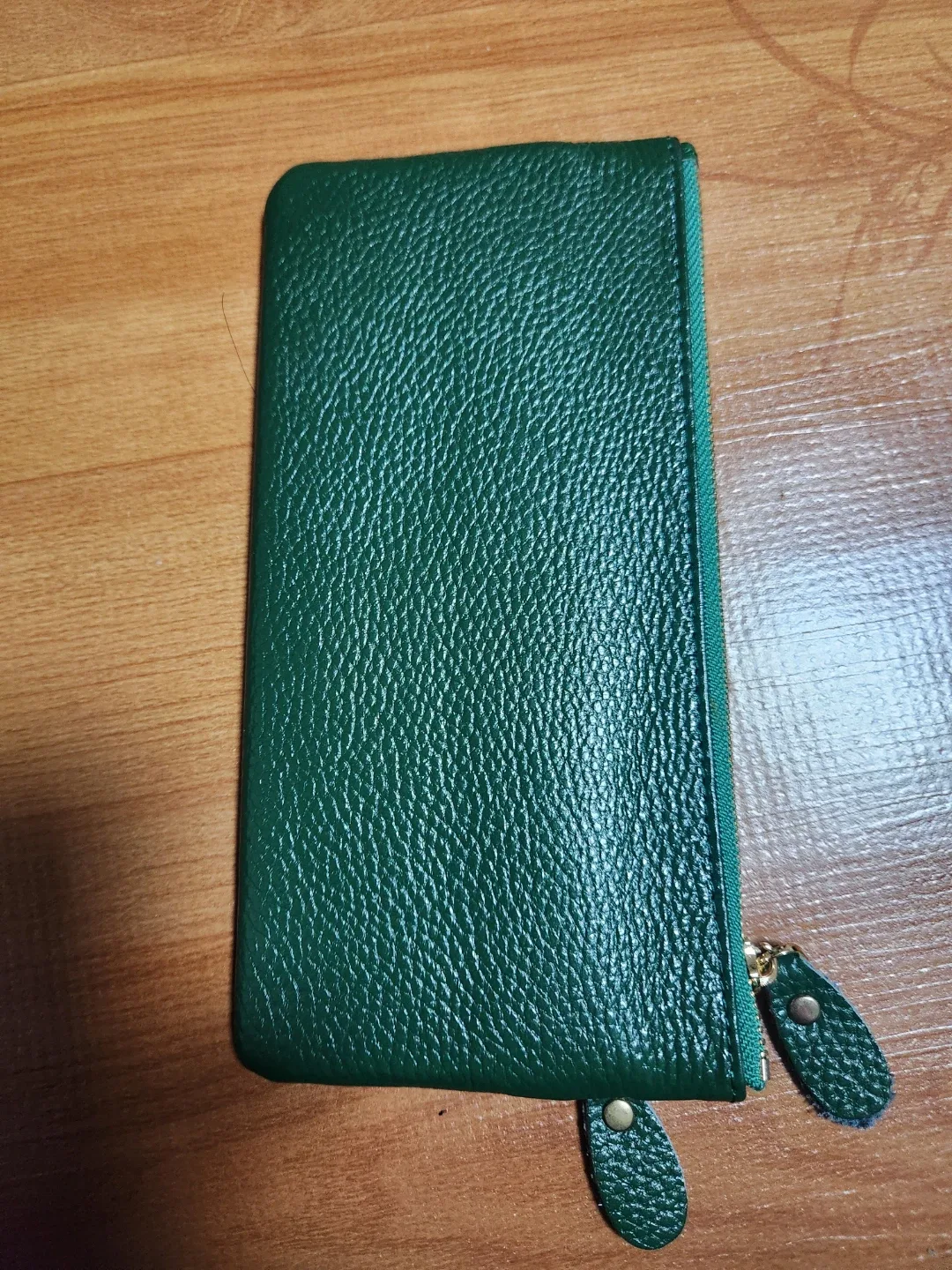 고급스러운 그린 색상의 가죽 장지갑