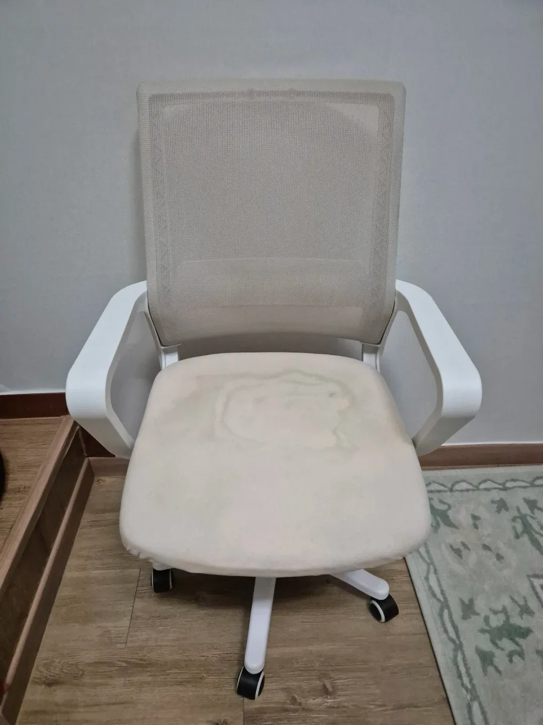 화이트 메쉬 사무용 의자