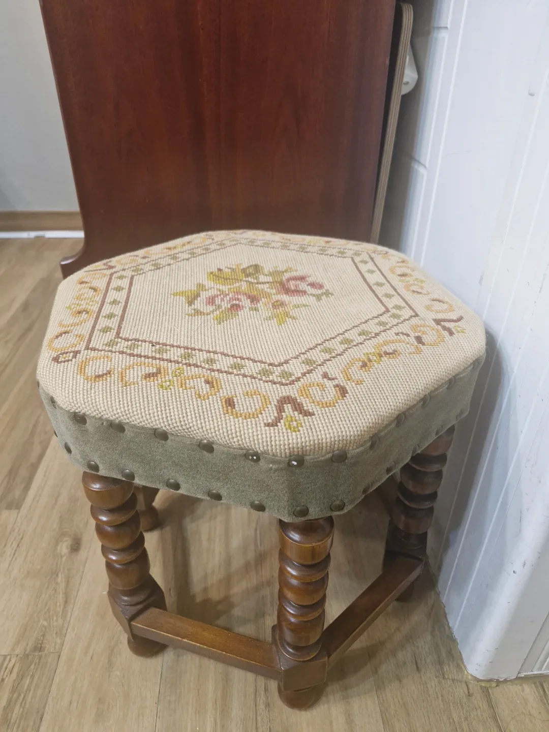 앤틱 자수 스툴 의자