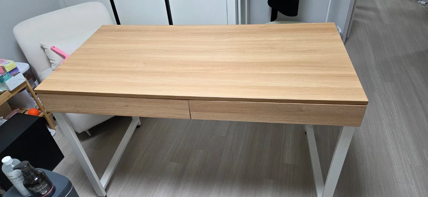 깔끔한 우드 & 화이트 철제 책상