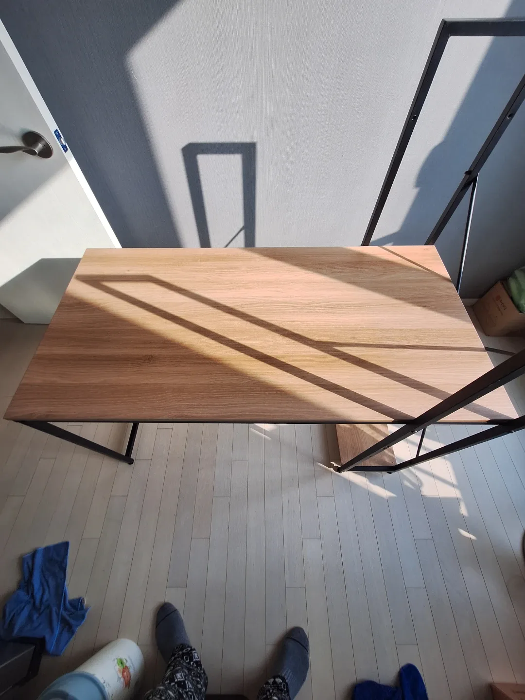 모던한 원목 철제 책상