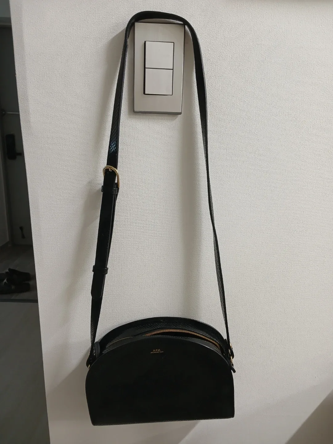 A.P.C. 아페쎄 하프문 크로스백 블랙