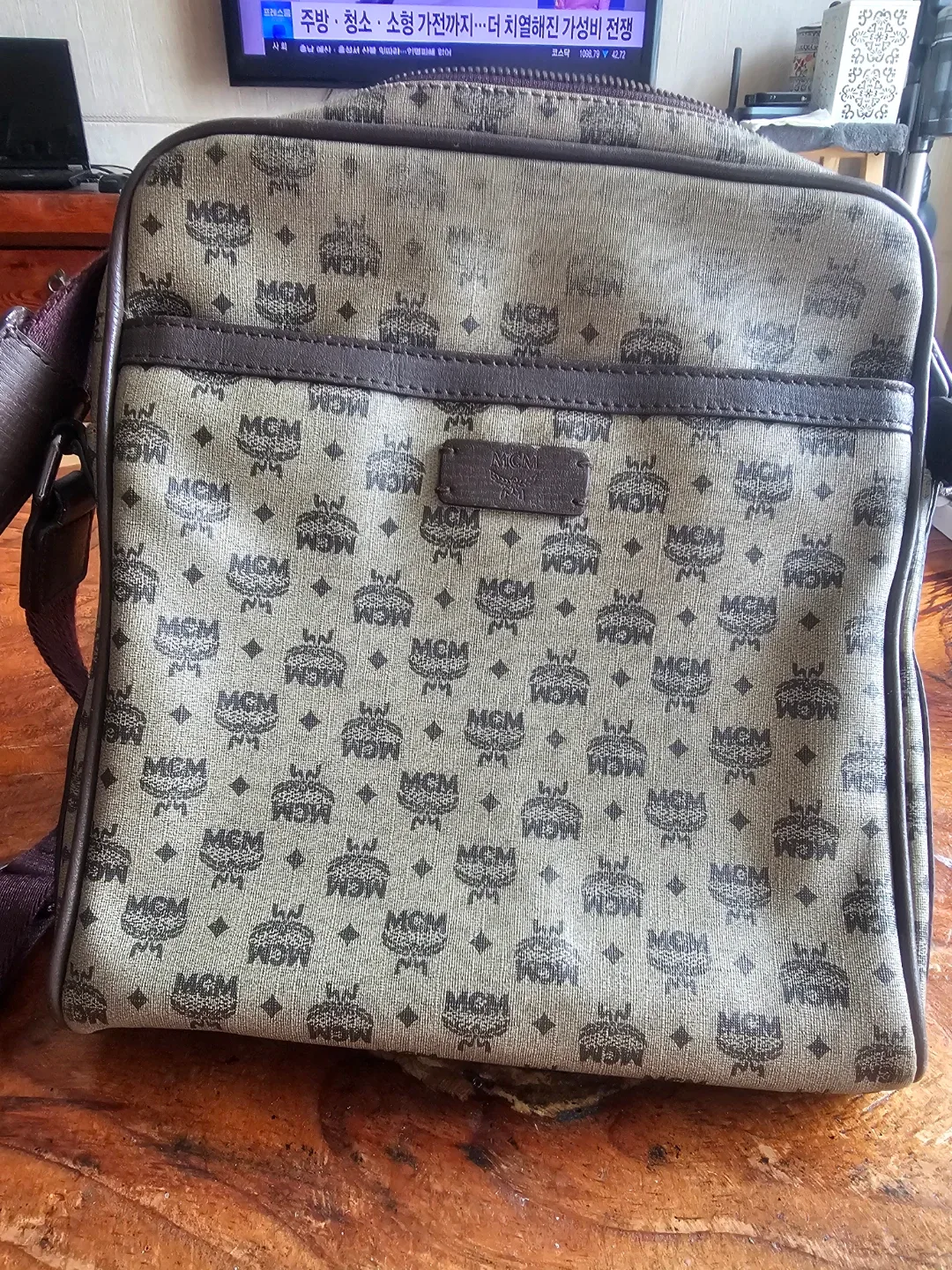 MCM 모노그램 크로스백