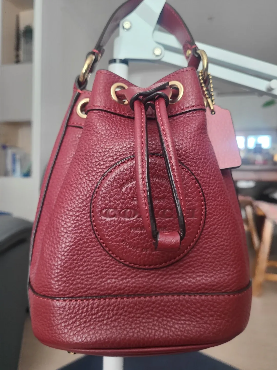 코치 버킷백 버건디 색상