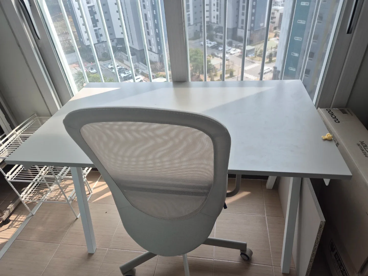 화이트 프레임 메쉬 사무용 의자 + 책상 세트