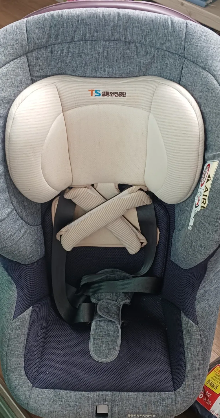 무료 나눔) 아이 카시트. 및 차량 보호시트 같이 드림