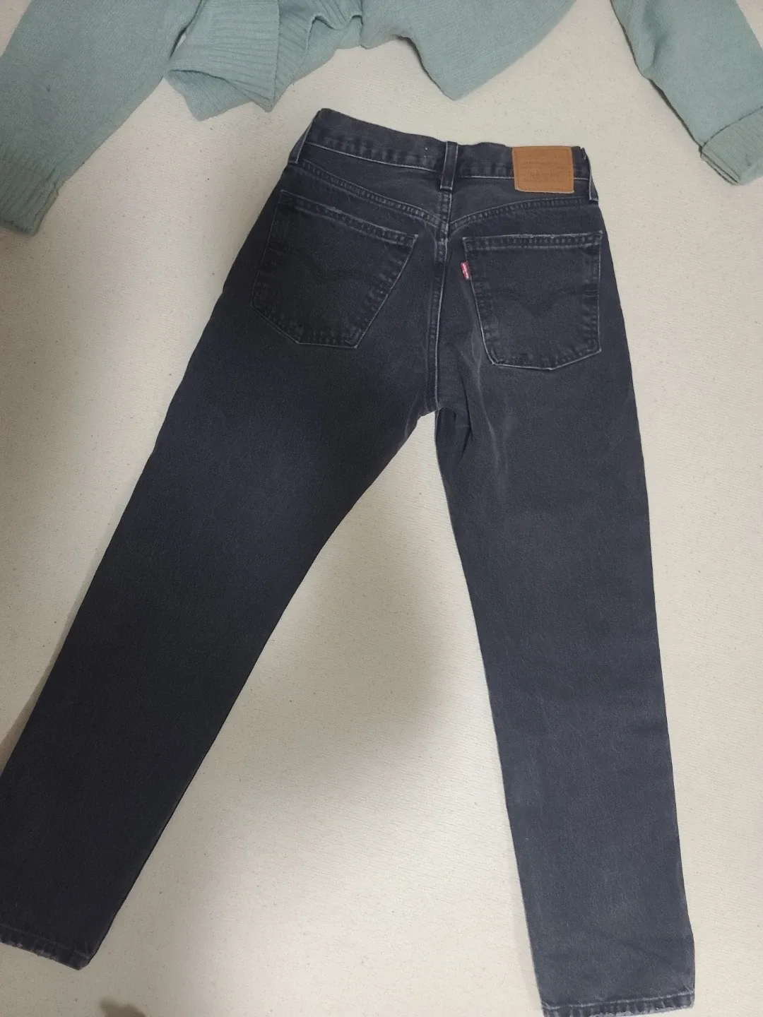 여성 LEVIS 리바이스 미디 스트레이트 흑청 블랙진 데님팬츠 25