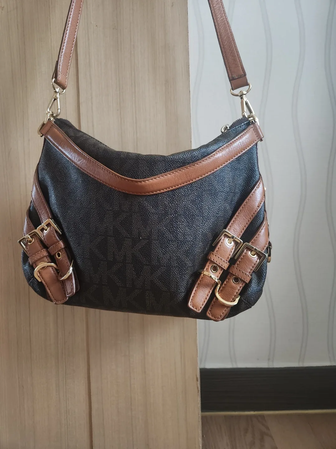 마이클 코어스 MK 로고 숄더백 브라운