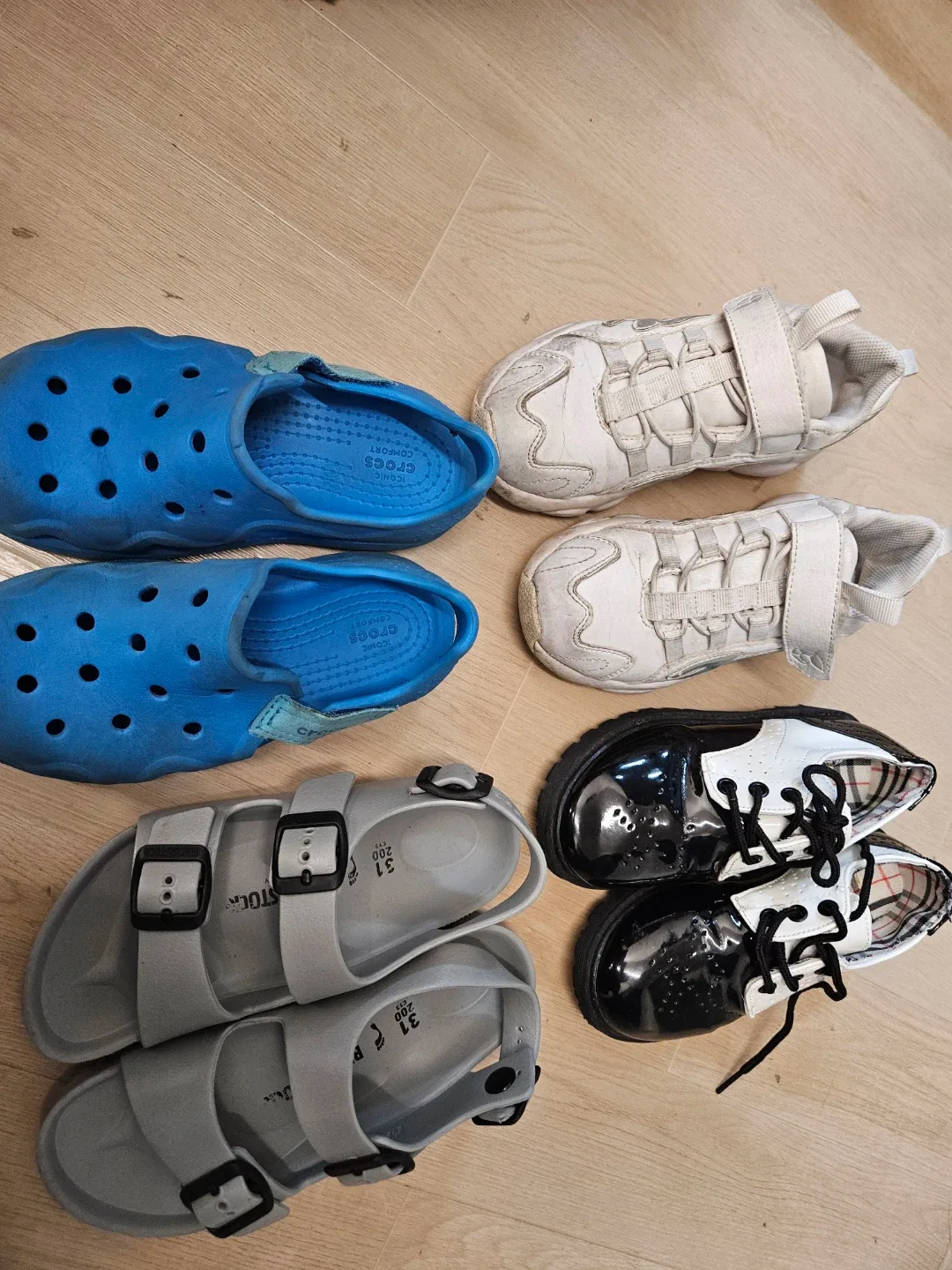 190 아동 신발 4켤레 일괄 (크록스, 운동화, 구두)