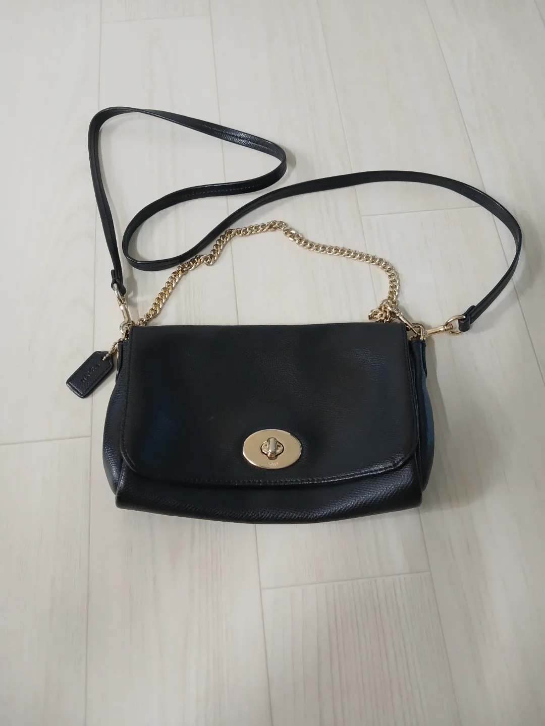 코치 턴락 체인 크로스백 블랙