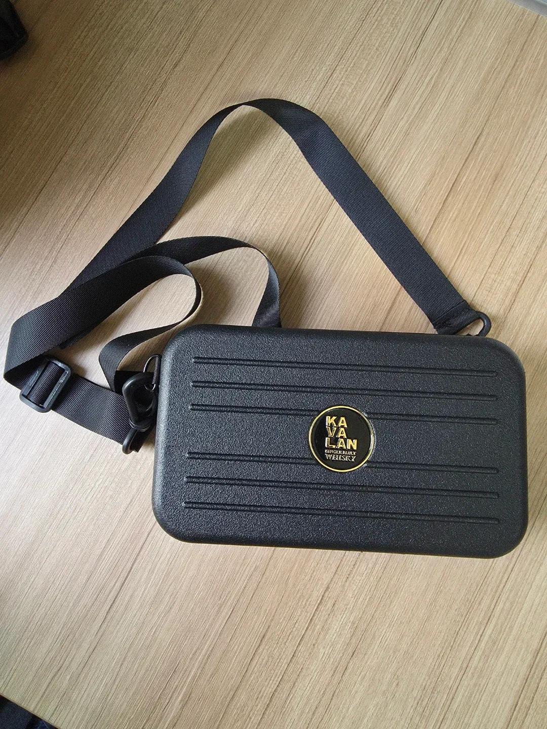 카발란 위스키 미니 캐리어 크로스백