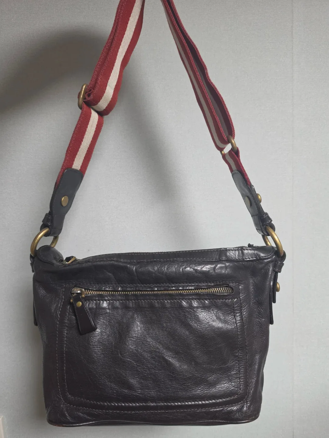 발리(BALLY)의 시그니처인 삼선