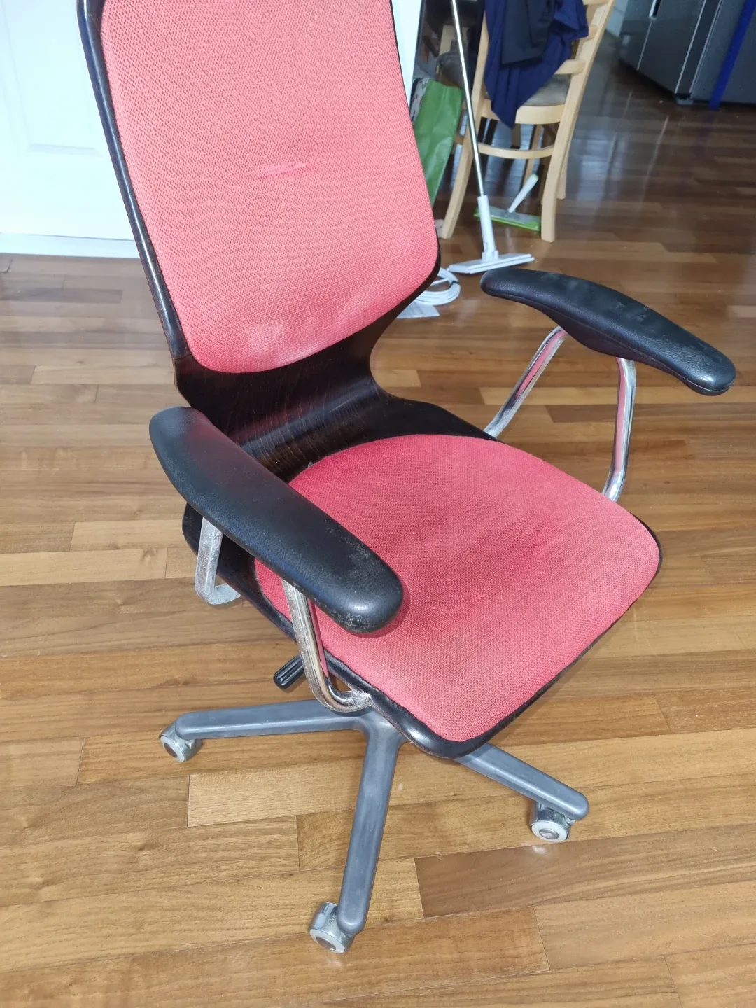 빨간색 메쉬 회전 사무용 의자