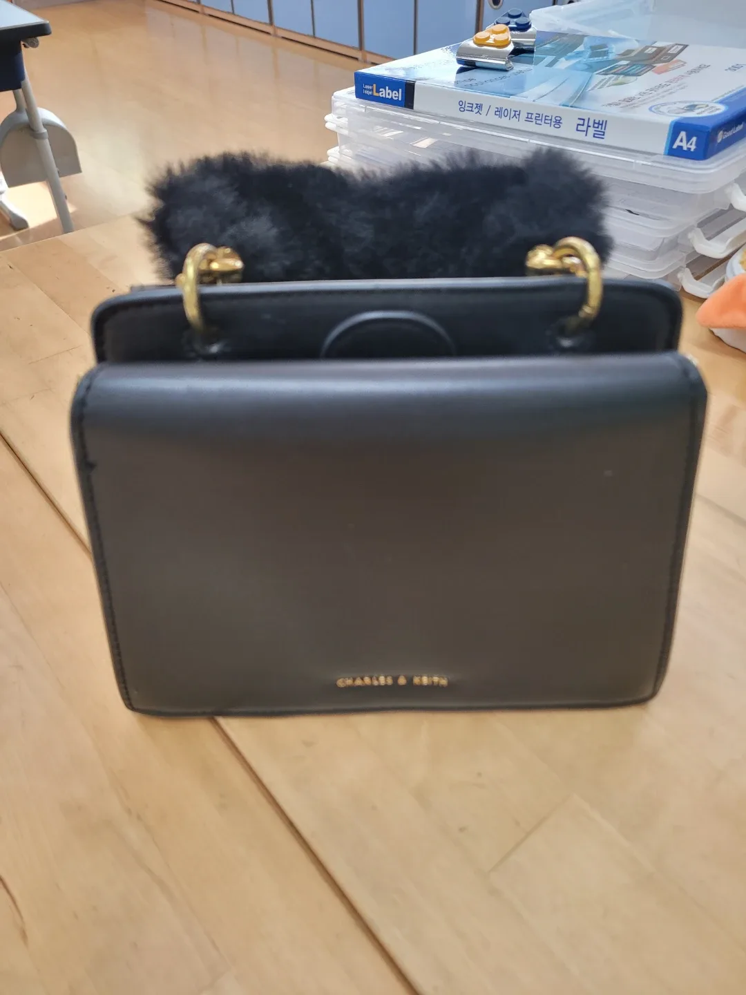 찰스앤키스 블랙 퍼 핸들 토트백