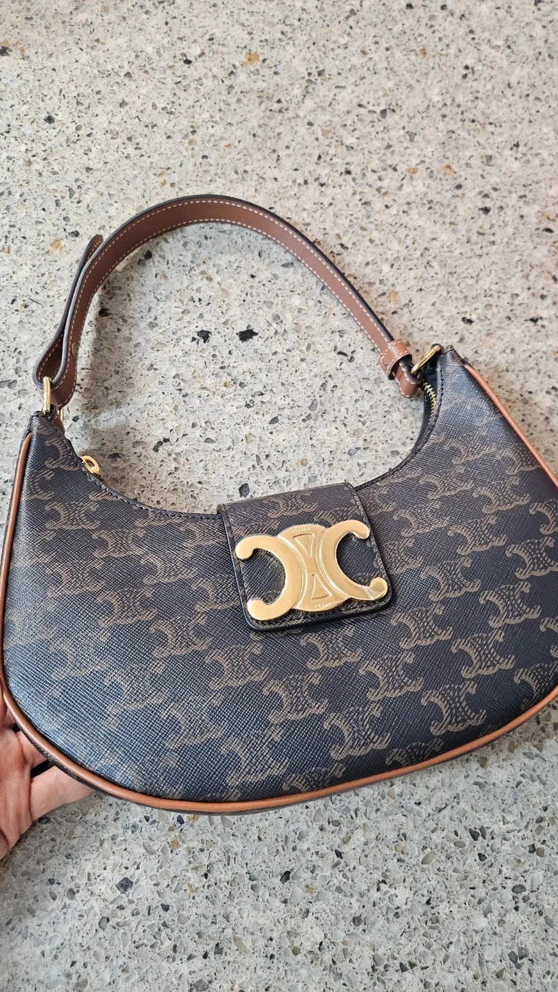 셀린느 트리옹프 아바백 탄 미듐(정품)