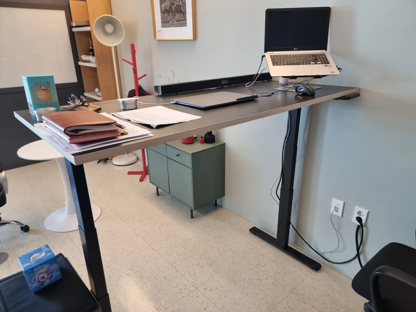 정말 상태좋은 전동 책상 판매합니다. 무드조명등서비스로 드립니다. 1600*700 (5일까지만 가격내려봅니다.)