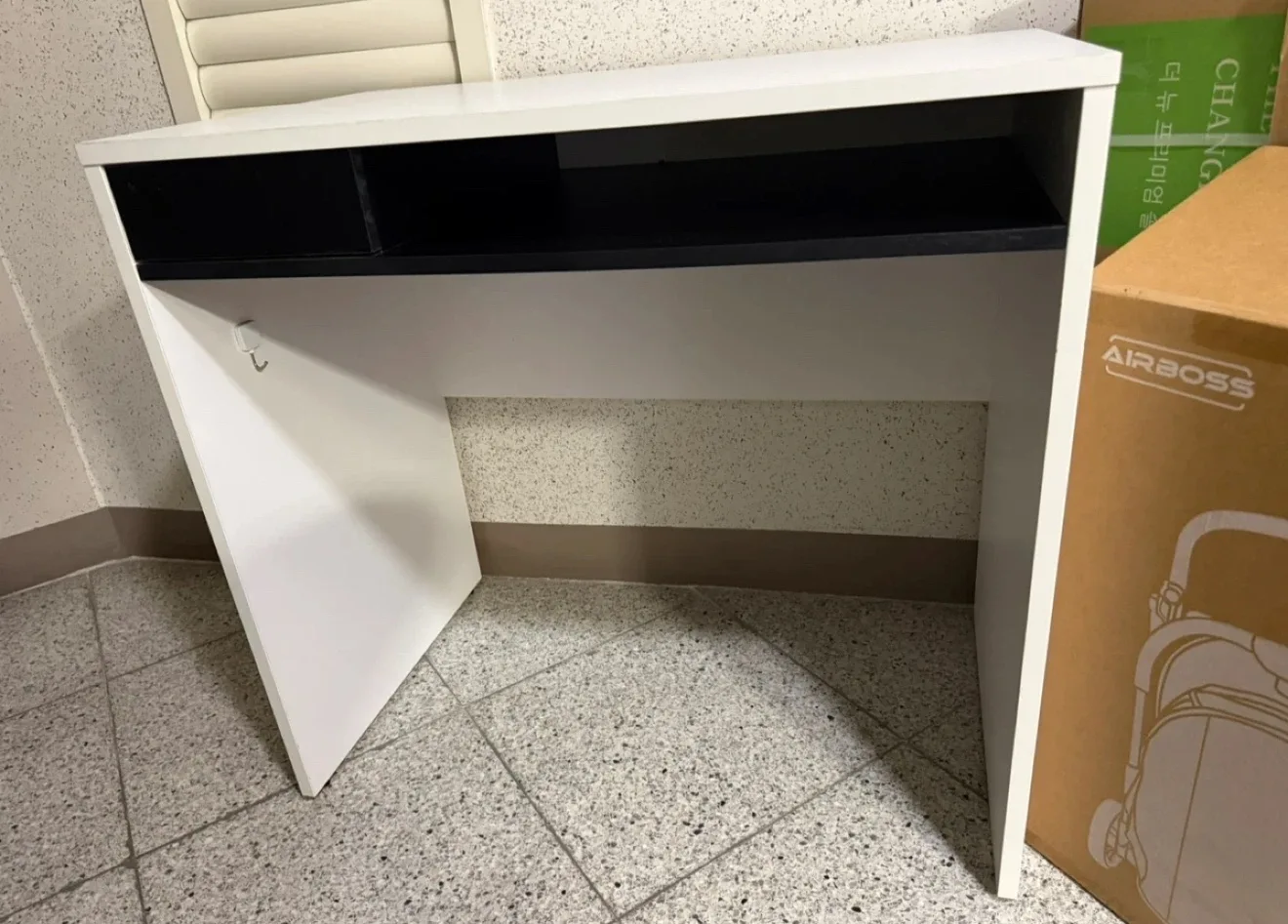 모던한 화이트 책상