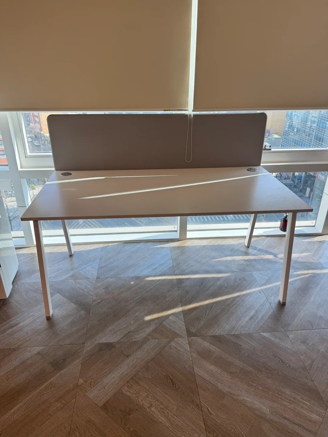 화이트 책상 파티션 포함