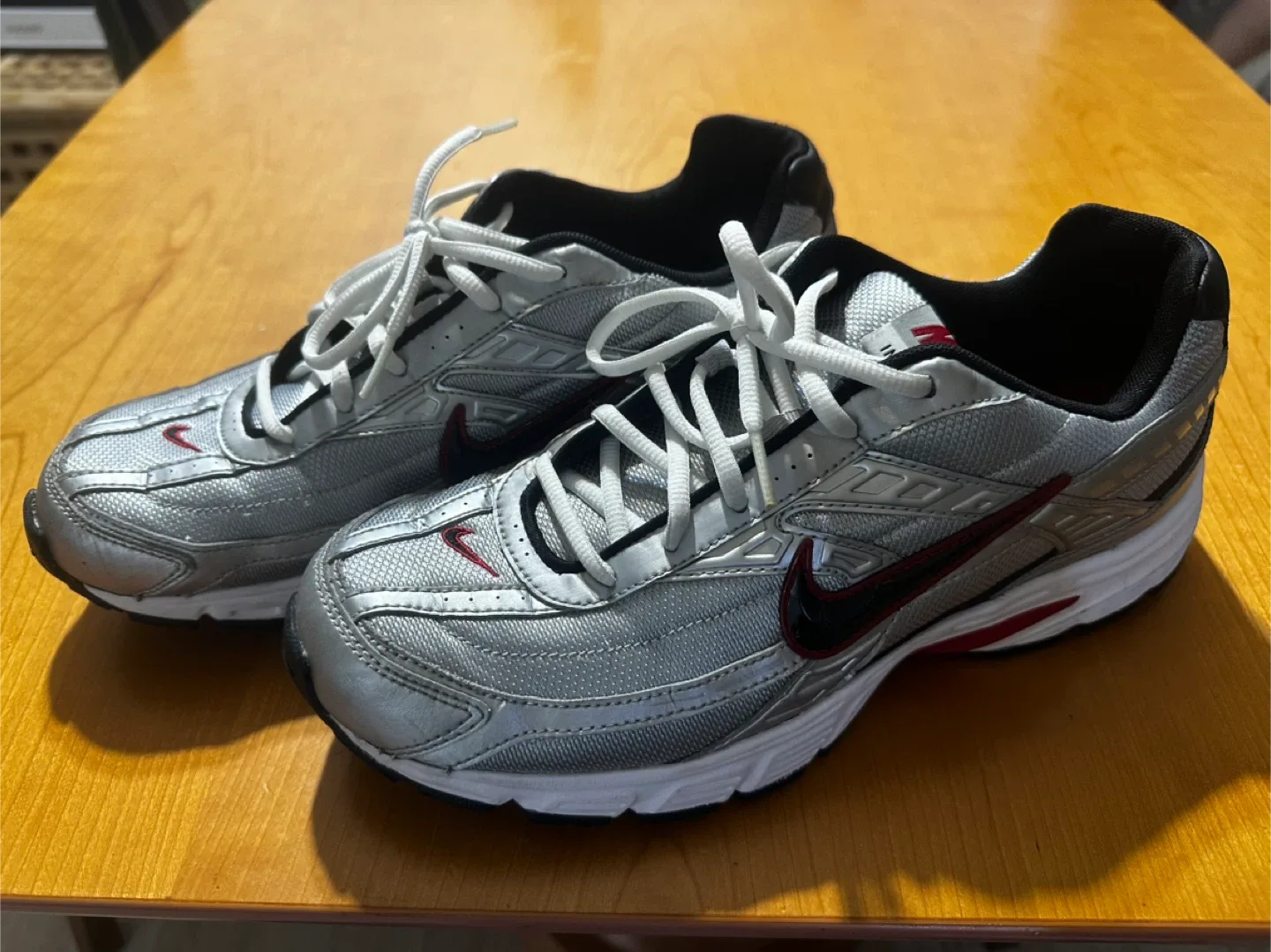 나이키 이니시에이터 실버/레드 운동화