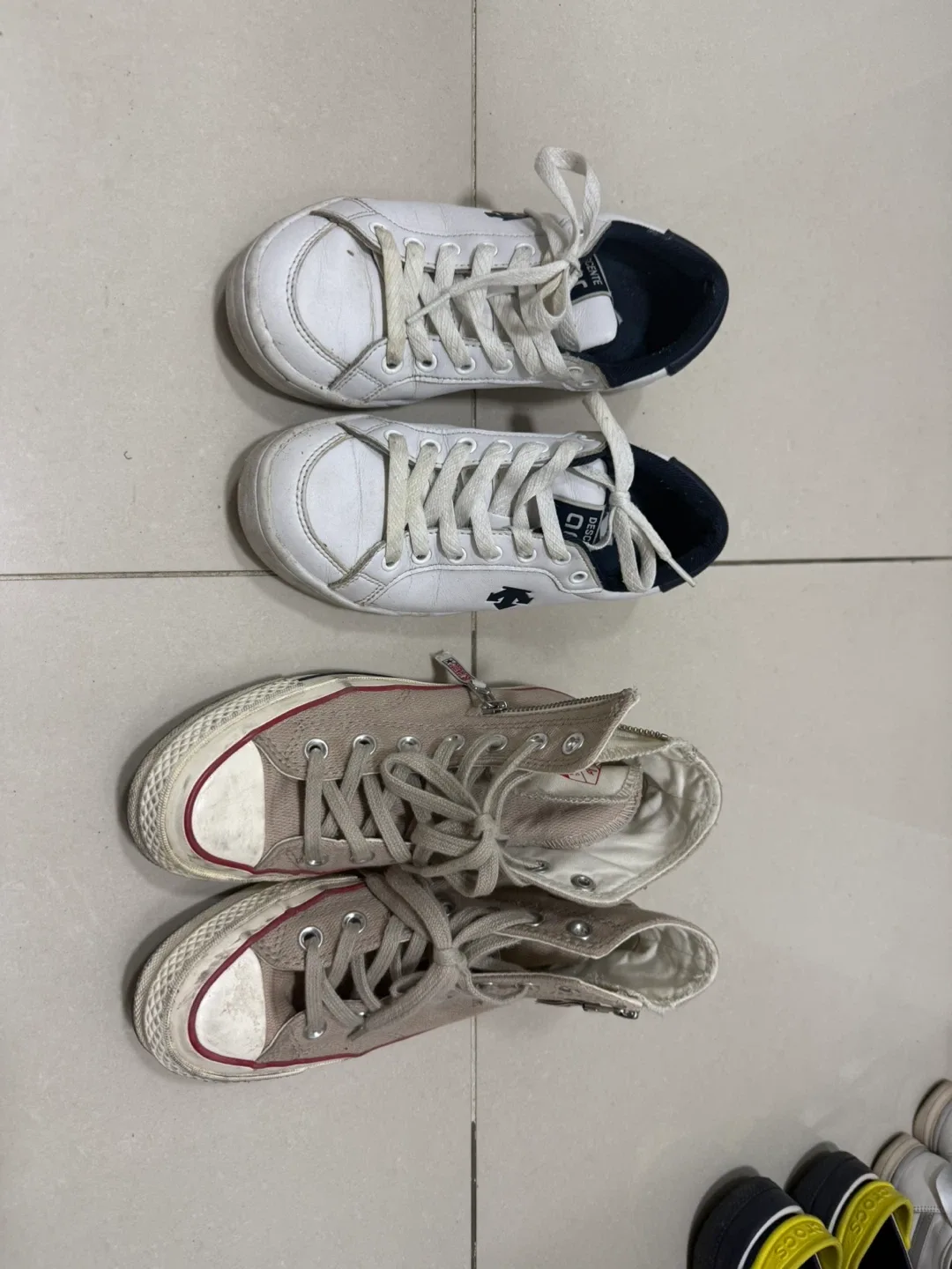 데상트 흰색 스니커즈와 컨버스 하이탑 신발