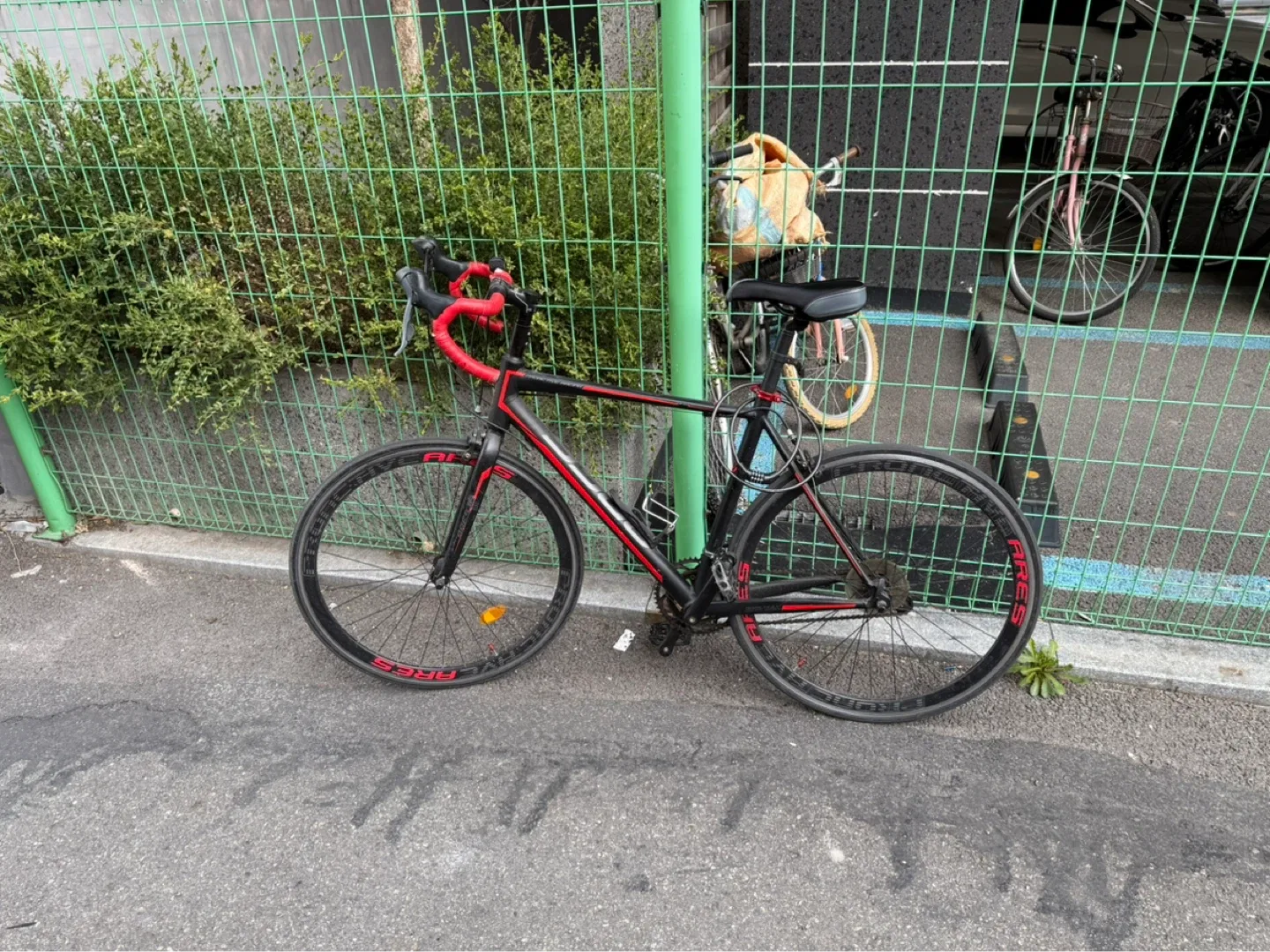 블랙/레드 색상 로드 자전거 판매합니다