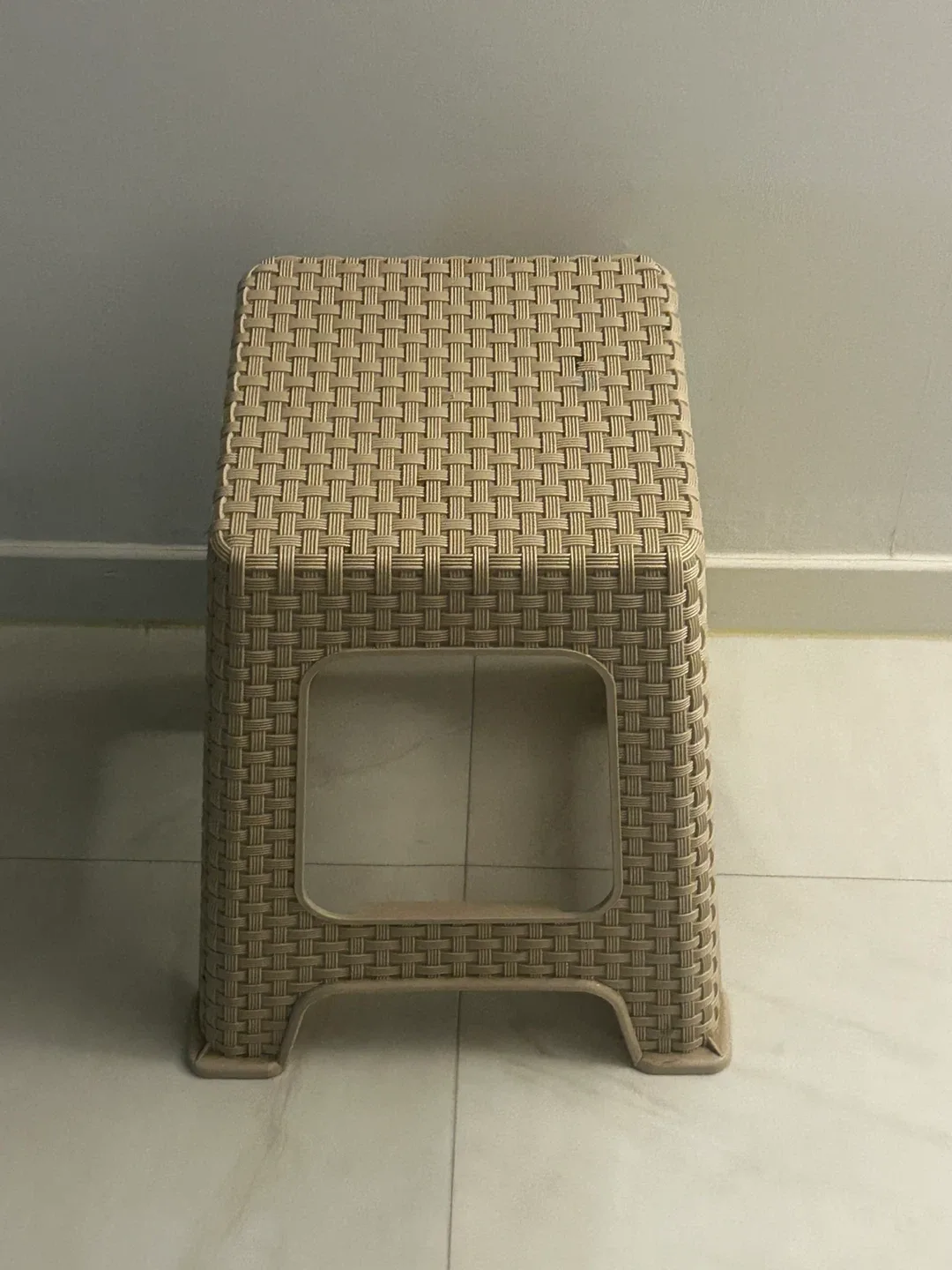 라탄 플라스틱 의자 (튼튼함, 상태 좋음)