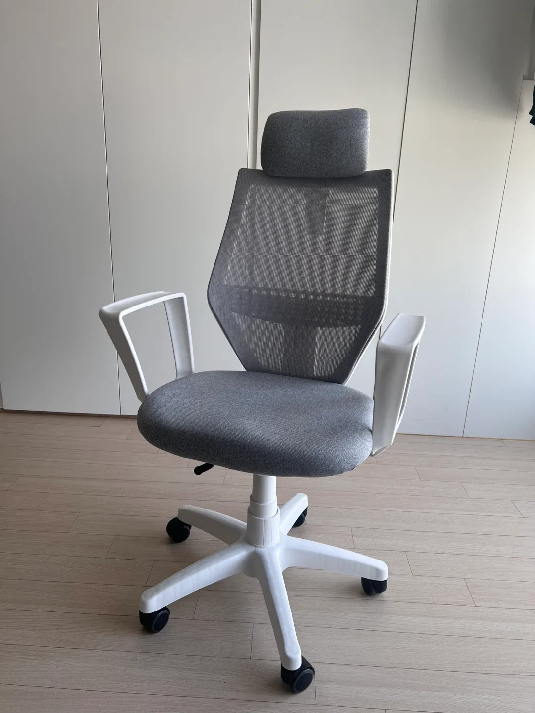 그레이 메쉬 사무용 의자