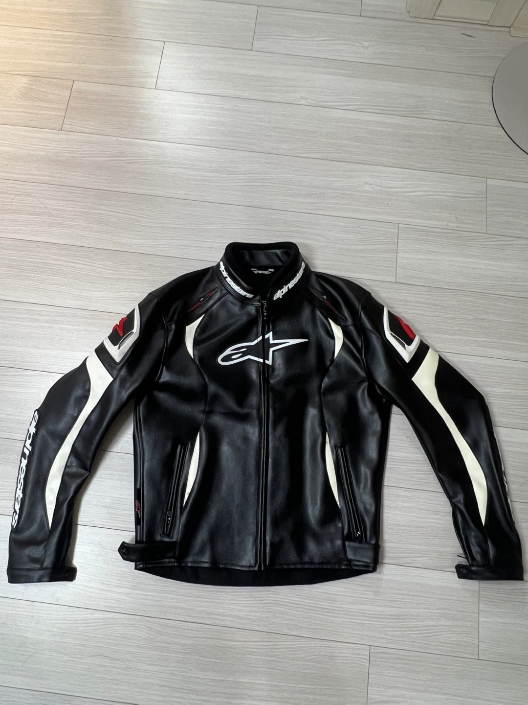 알파인스타 가죽자켓 m사이즈