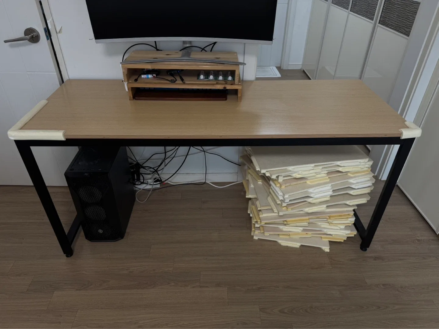 모던한 원목 컴퓨터 책상